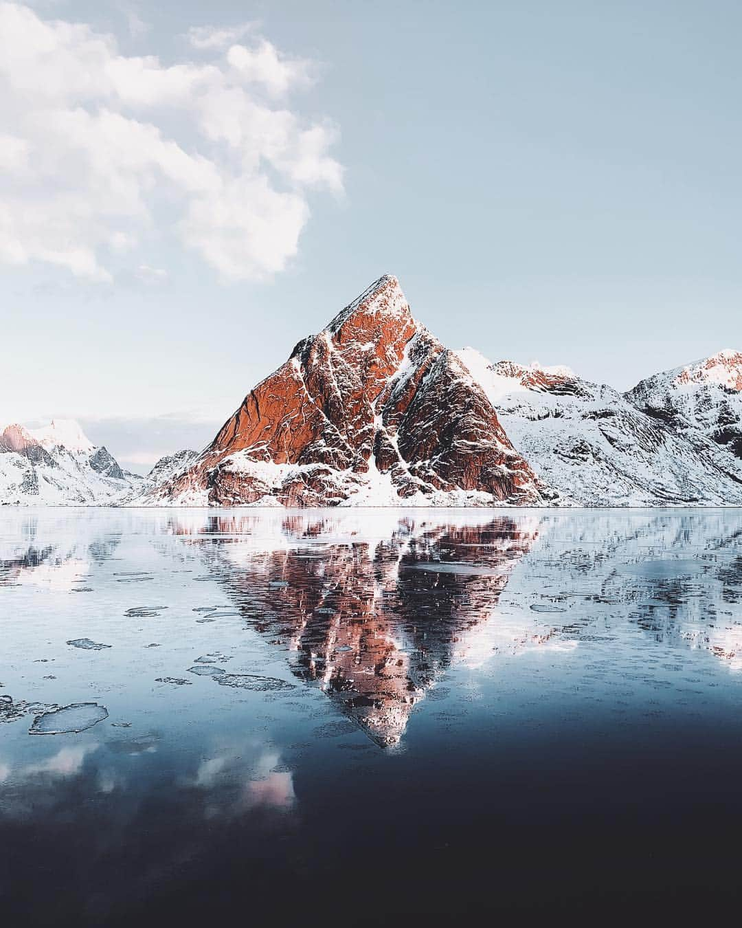 appleさんのインスタグラム写真 - (appleInstagram)「Commissioned by Apple “The Lofoten and Vesterålen Islands have these amazing mountains, rising over 1,000 meters high and running directly into the ocean. This is one of the cleanest, purest places in the North. I knew I had to go there at some point." #Earth #ShotoniPhone by Lorenz W. @lorenz.weisse」4月26日 1時09分 - apple