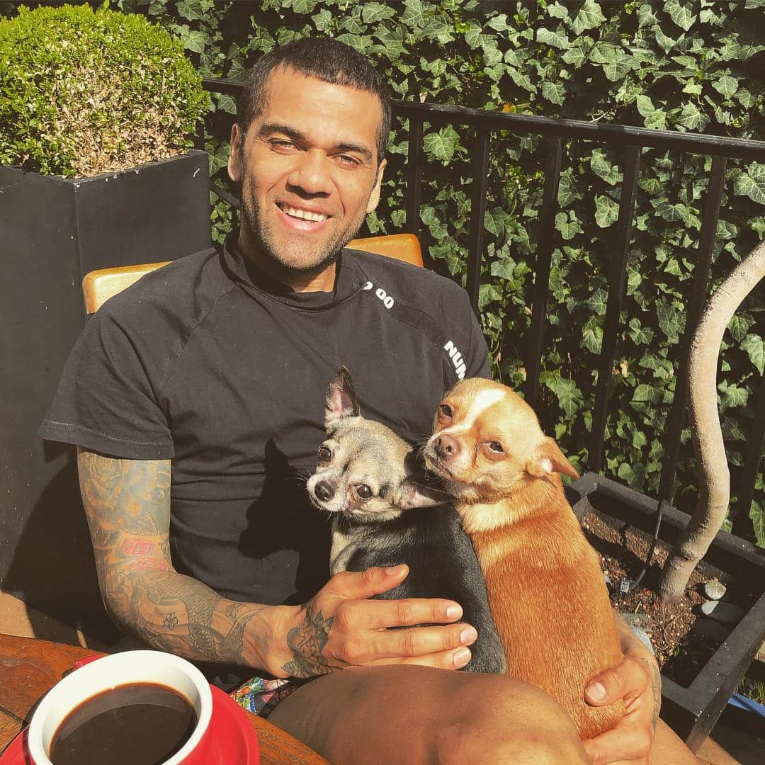 ダニエウ・アウヴェスさんのインスタグラム写真 - (ダニエウ・アウヴェスInstagram)「Prefiro dois cachorros amigos do que dois amigos cachorros! 🤣🤣🤣🤣🤣🤣🤣🤣🤣🤣🤣🤣🤣. #GoodCrazyMoodPoeteiro🤪  #TamoAtivoOQue? #hauhauhauhau🙈」4月26日 1時10分 - danialves