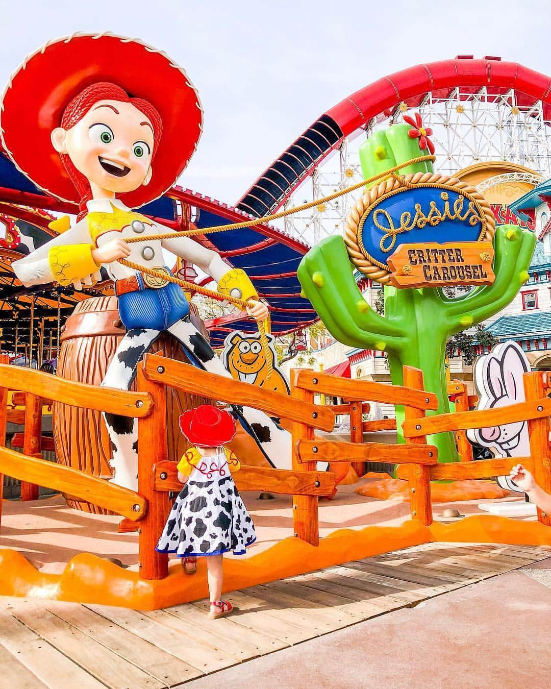 ディズニーランドさんのインスタグラム写真 - (ディズニーランドInstagram)「We love seeing Jessie make new friends! Have you seen all of Jessie's critters on Pixar Pier yet? (Photo: @our.happiest.adventures) #DisneyCaliforniaAdventure #JessiesCritterCarousel #PixarPier」4月26日 1時20分 - disneyland