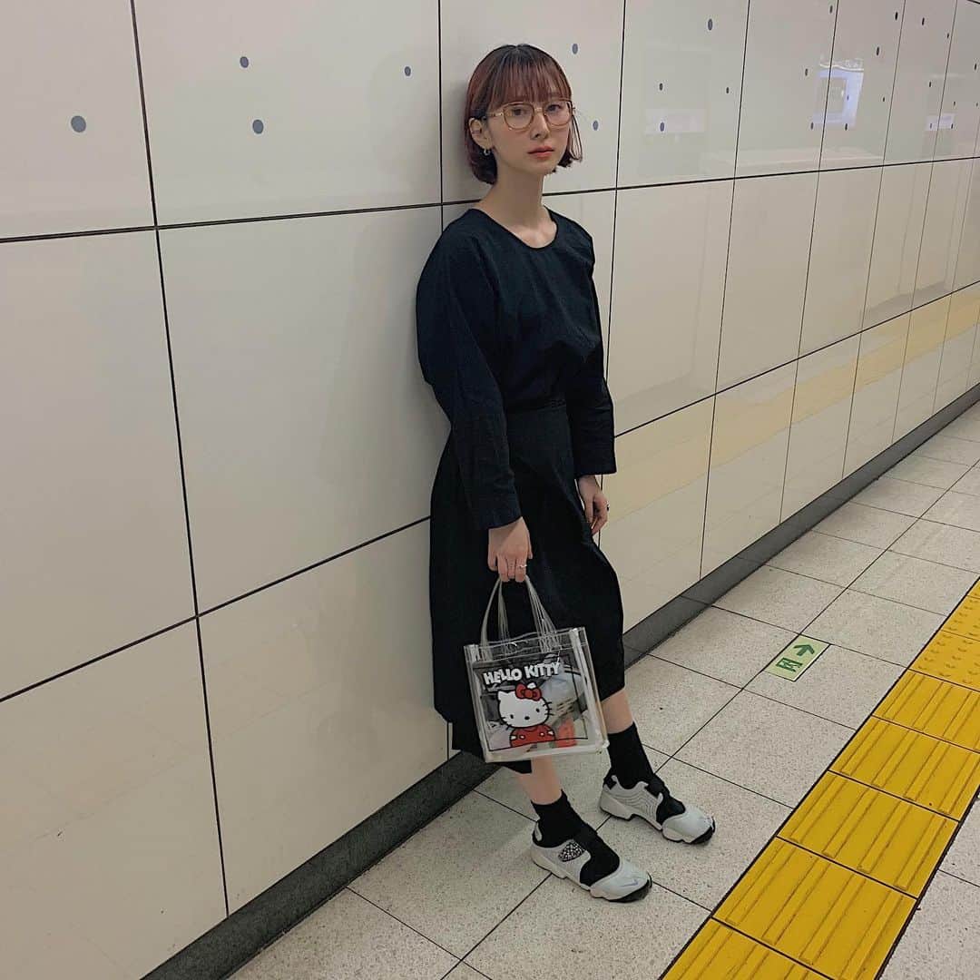 のインスタグラム：「昨日のは one pierce - @centerforcosmicwonder  shoes - @nike  bag - @merryjenny_instagram  ㅤㅤㅤㅤㅤㅤㅤㅤㅤㅤ ちょっと前に実家に帰った時に昔のアルバム眺めてたら、まさかの同じアートのbag持ってた。笑 好きなものってブレないもんだ、、、笑 こんな感じでダークな日に取り入れると遊びになってヌケ感出ます◎大人になりましたね:) 〜・〜・〜・〜・〜・〜・〜・〜・〜・〜 #merryjenny #hellokitty #cosmicwonder #nike」