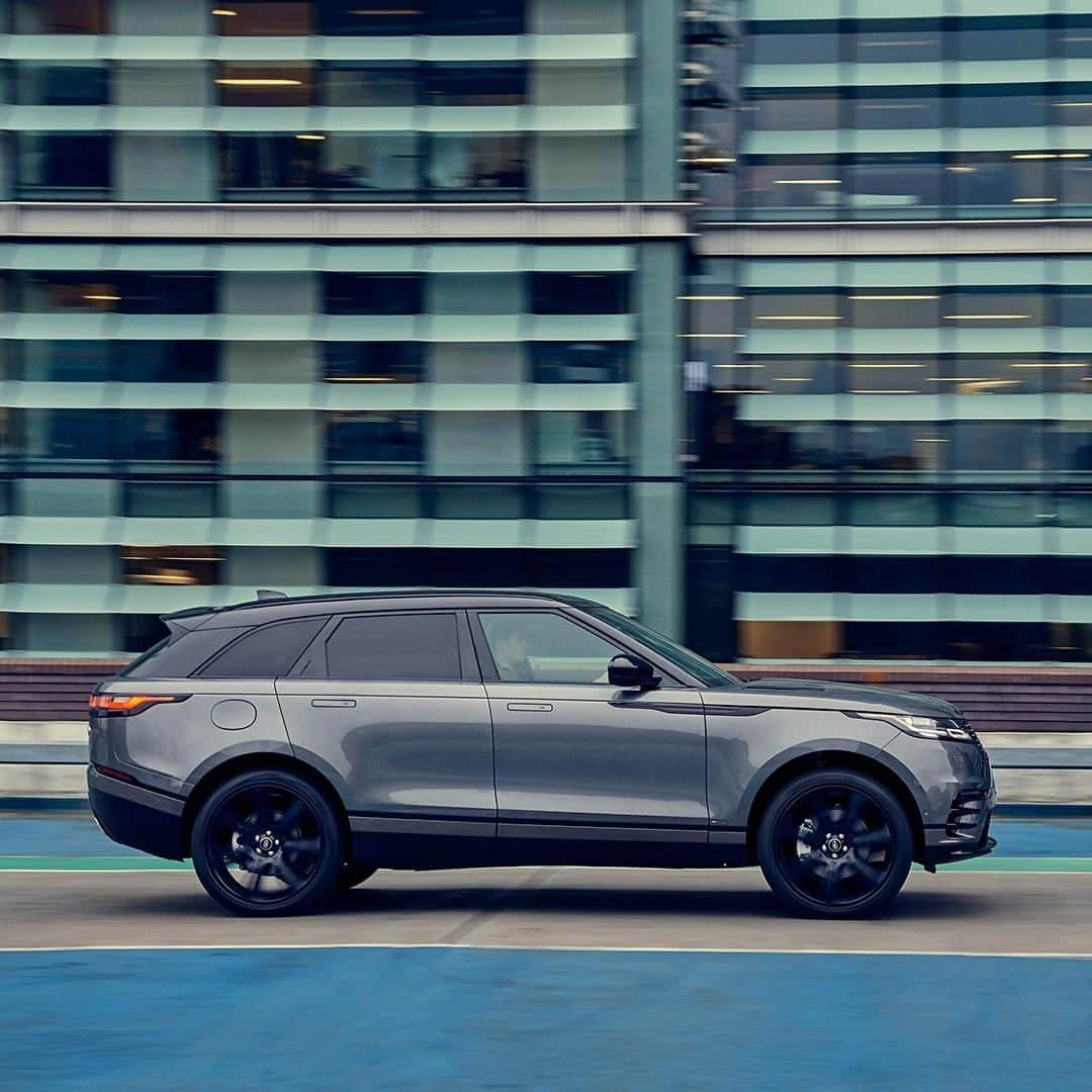 Land Roverさんのインスタグラム写真 - (Land RoverInstagram)「#RangeRover #Velar - an oasis of luxurious calm in the midst of busy city driving.  #4x4 #CarsofInstagram #Instacar #Design #AutomotiveDesign #Citylife #Commute #Commuter」4月26日 1時30分 - landrover