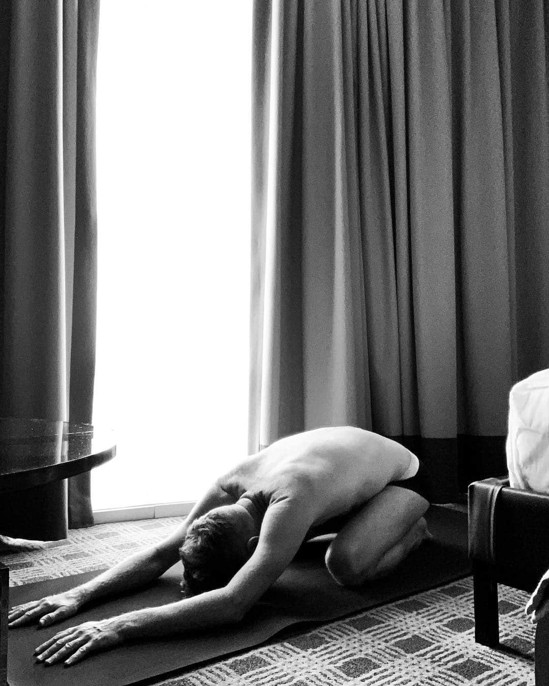 ブライアン・アダムスのインスタグラム：「My morning back stretch, which is called ‘child pose’ in yoga. it’s the perfect thing to do whenever you’re stressed out and your lower back is tight or bothering you. I could spend quite a bit of time like this, it’s meditative and v good for you. Off to do my day, hope you’re all having a good one too. 🙂 Go vegan if you want to help your health and help the planet too #govegan #morningyoga #bryanadamsshinealight 🌱」