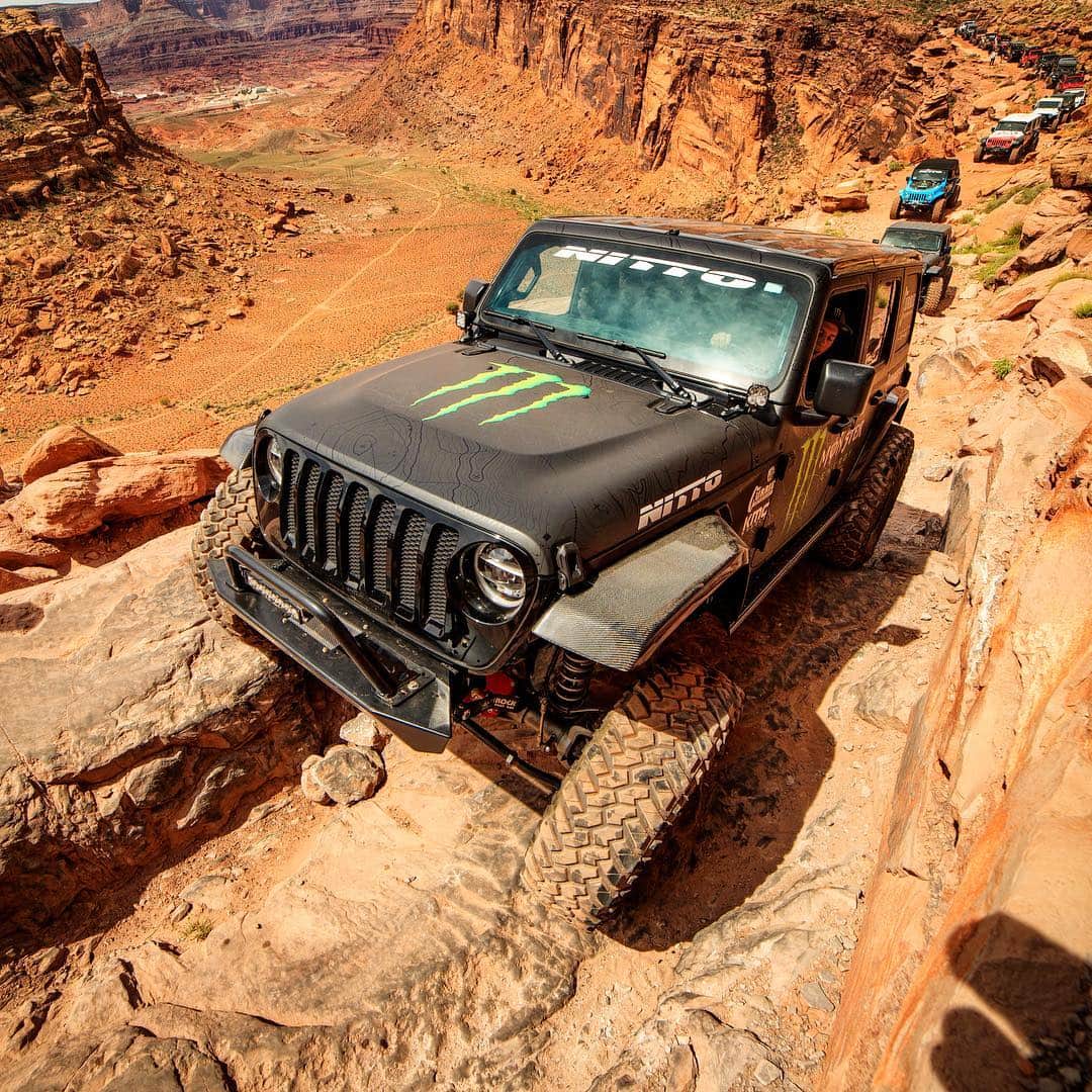 モンスターエナジーさんのインスタグラム写真 - (モンスターエナジーInstagram)「Don’t look down🙈.... @caseycurrie takes things to new heights leading the #Jeep safari in Moab! #Offroad #MonsterEnergy #4x4」4月26日 1時27分 - monsterenergy