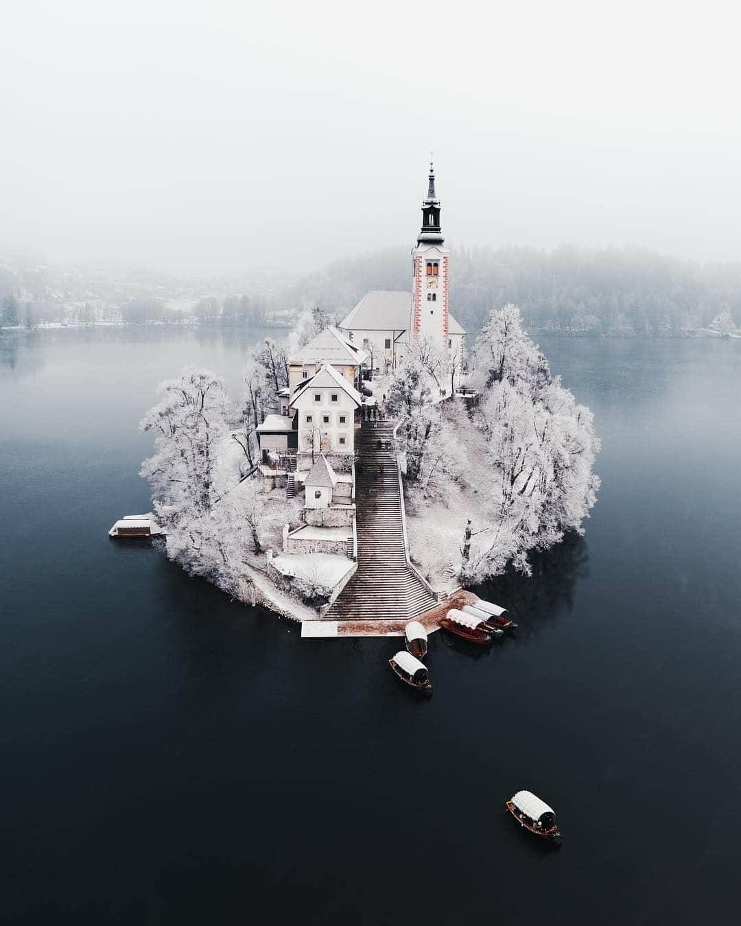 Discoveryさんのインスタグラム写真 - (DiscoveryInstagram)「“Situated in the middle of Lake Bled in Slovenia, this little island looks almost artificial when it is fully covered in frost on particularly cold winter mornings. Nowadays, the church and surrounding facilities are frequently visited by both tourists and locals, though the site has been popular for a lot longer than that; in fact, archaeologists have found traces of settlements dating all the way back to the 11th century B.C." 📸 + caption by Julian Herbrig (@care4art) . . . . #adventure #travel #nature #photography #LakeBled #photooftheday #explore #naturephotography #nature #potd #island #snow #ice #wow #tbt」4月26日 1時28分 - discovery