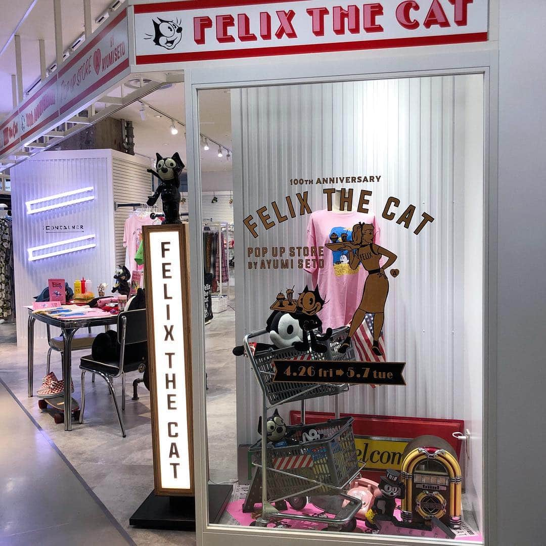 瀬戸あゆみさんのインスタグラム写真 - (瀬戸あゆみInstagram)「@felixthecatjp POP UP STOREができました🇺🇸🥤🍒 開店は本日の11時からです！  2枚目のわたしみたいにみんなここで写真撮って欲しい😊 さて、イベントごとおさらい！  ①明日からラフォーレ館内にあるFelixの当たり付きチケットであたり券を持ってきてくださった方にFelixガムをプレゼント！﻿ ﻿ ②期間中先着20名様限定で¥4,000(+tax)お買い上げくださったはFelixガムつかみ取りができます！﻿ ﻿ ③4/27(土)は来店イベント！﻿ ¥5,000(+tax)以上お買い上げで瀬戸あゆみ×Felixとの写真撮影会に参加できます！﻿ 1部 15:00〜15:30﻿ 2部 17:00〜17:30﻿ ※チケットは4/26(金)〜お配りしてます！お早めにね！  みんな、遊びに来てね〜〜〜😸 #felixthecat #フィリックスザキャット」4月26日 1時39分 - setoayumi