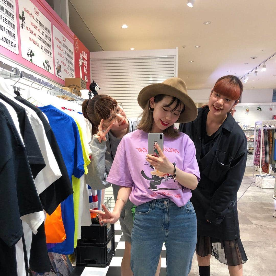 瀬戸あゆみさんのインスタグラム写真 - (瀬戸あゆみInstagram)「@felixthecatjp POP UP STOREができました🇺🇸🥤🍒 開店は本日の11時からです！  2枚目のわたしみたいにみんなここで写真撮って欲しい😊 さて、イベントごとおさらい！  ①明日からラフォーレ館内にあるFelixの当たり付きチケットであたり券を持ってきてくださった方にFelixガムをプレゼント！﻿ ﻿ ②期間中先着20名様限定で¥4,000(+tax)お買い上げくださったはFelixガムつかみ取りができます！﻿ ﻿ ③4/27(土)は来店イベント！﻿ ¥5,000(+tax)以上お買い上げで瀬戸あゆみ×Felixとの写真撮影会に参加できます！﻿ 1部 15:00〜15:30﻿ 2部 17:00〜17:30﻿ ※チケットは4/26(金)〜お配りしてます！お早めにね！  みんな、遊びに来てね〜〜〜😸 #felixthecat #フィリックスザキャット」4月26日 1時39分 - setoayumi