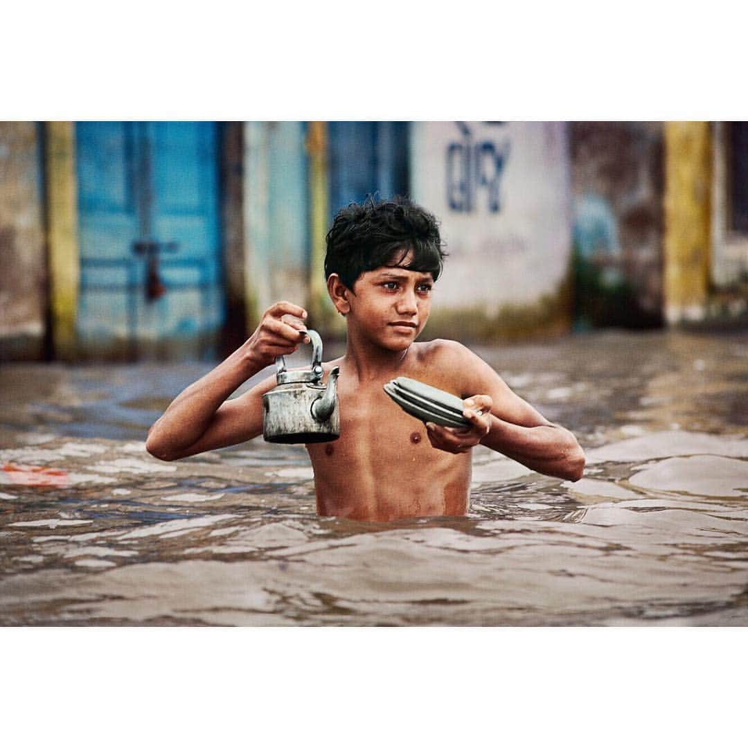 スティーブ・マカリーさんのインスタグラム写真 - (スティーブ・マカリーInstagram)「Grit is the passion and strength of character to persevere even when circumstances seem insurmountable. These images are all in the book, “Steve McCurry: A Life in Pictures,” now in its second printing. Please check out the link in the bio to purchase the book.  1st image: A chai wallah carries a teakettle in waist deep monsoon water, #Porbandar, #India, 1983.  2nd image: Girl stands in flood water in front of her home, #Java, #Indonesia, 1983.  3rd image: A woman pauses while cleaning out the mud from the flood which devastated her town, #Pennsylvania, #USA, 1977.  4th image: Children playing in the #Sahel, #Mali, 1986.  5th image: A young mother goes to collect water, #OmoValley, #Ethiopia, 2012.」4月26日 1時35分 - stevemccurryofficial