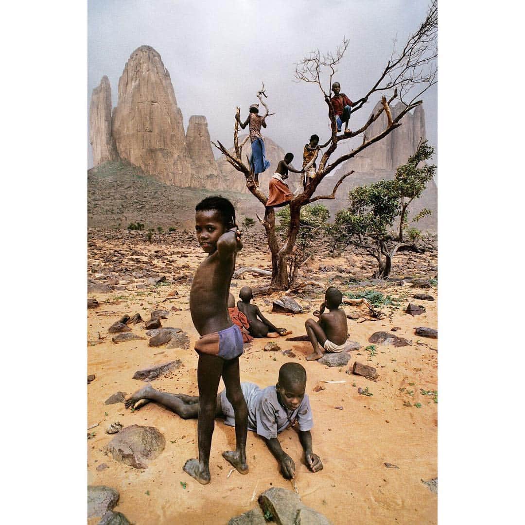 スティーブ・マカリーさんのインスタグラム写真 - (スティーブ・マカリーInstagram)「Grit is the passion and strength of character to persevere even when circumstances seem insurmountable. These images are all in the book, “Steve McCurry: A Life in Pictures,” now in its second printing. Please check out the link in the bio to purchase the book.  1st image: A chai wallah carries a teakettle in waist deep monsoon water, #Porbandar, #India, 1983.  2nd image: Girl stands in flood water in front of her home, #Java, #Indonesia, 1983.  3rd image: A woman pauses while cleaning out the mud from the flood which devastated her town, #Pennsylvania, #USA, 1977.  4th image: Children playing in the #Sahel, #Mali, 1986.  5th image: A young mother goes to collect water, #OmoValley, #Ethiopia, 2012.」4月26日 1時35分 - stevemccurryofficial