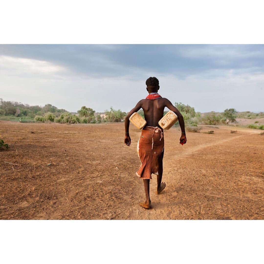 スティーブ・マカリーさんのインスタグラム写真 - (スティーブ・マカリーInstagram)「Grit is the passion and strength of character to persevere even when circumstances seem insurmountable. These images are all in the book, “Steve McCurry: A Life in Pictures,” now in its second printing. Please check out the link in the bio to purchase the book.  1st image: A chai wallah carries a teakettle in waist deep monsoon water, #Porbandar, #India, 1983.  2nd image: Girl stands in flood water in front of her home, #Java, #Indonesia, 1983.  3rd image: A woman pauses while cleaning out the mud from the flood which devastated her town, #Pennsylvania, #USA, 1977.  4th image: Children playing in the #Sahel, #Mali, 1986.  5th image: A young mother goes to collect water, #OmoValley, #Ethiopia, 2012.」4月26日 1時35分 - stevemccurryofficial