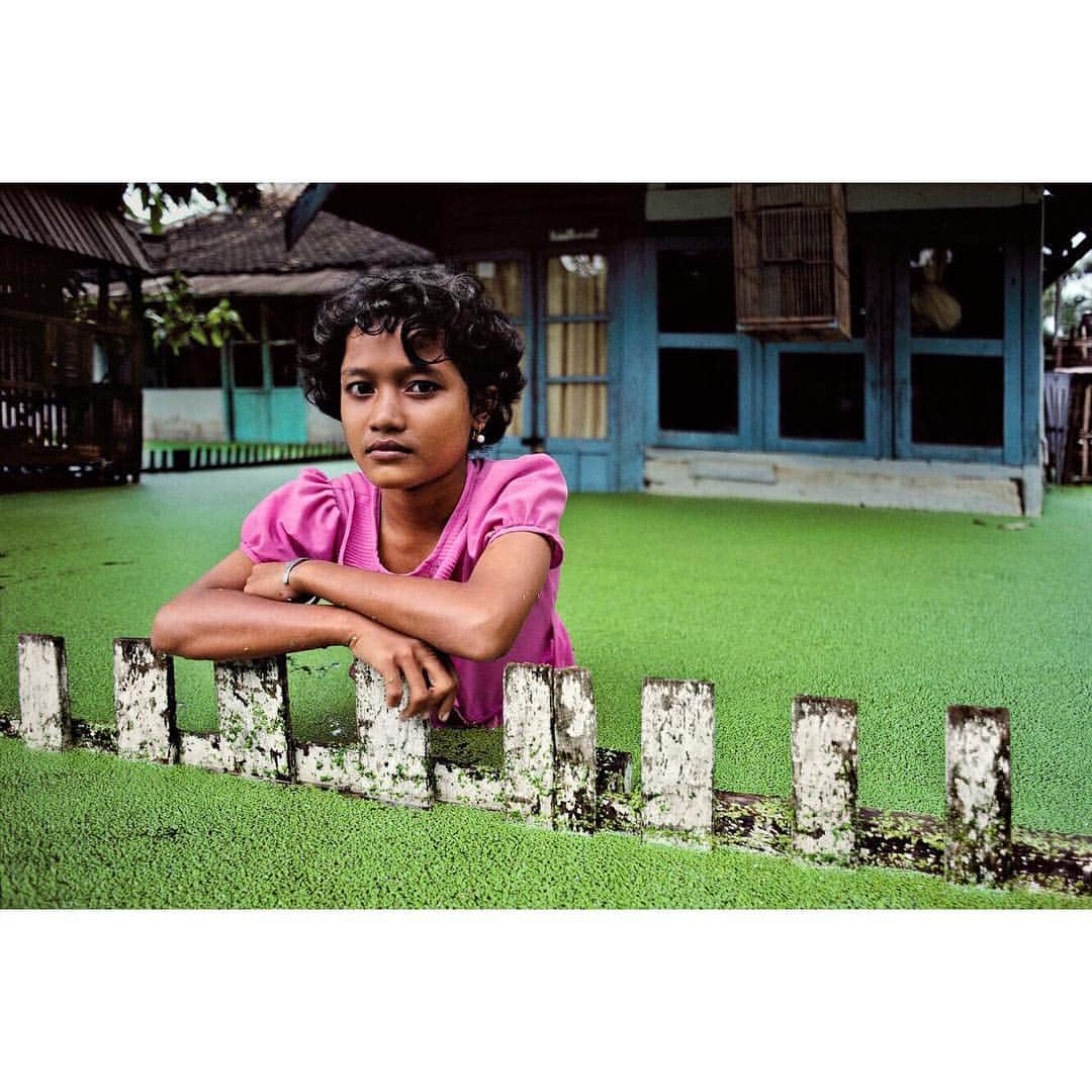 スティーブ・マカリーさんのインスタグラム写真 - (スティーブ・マカリーInstagram)「Grit is the passion and strength of character to persevere even when circumstances seem insurmountable. These images are all in the book, “Steve McCurry: A Life in Pictures,” now in its second printing. Please check out the link in the bio to purchase the book.  1st image: A chai wallah carries a teakettle in waist deep monsoon water, #Porbandar, #India, 1983.  2nd image: Girl stands in flood water in front of her home, #Java, #Indonesia, 1983.  3rd image: A woman pauses while cleaning out the mud from the flood which devastated her town, #Pennsylvania, #USA, 1977.  4th image: Children playing in the #Sahel, #Mali, 1986.  5th image: A young mother goes to collect water, #OmoValley, #Ethiopia, 2012.」4月26日 1時35分 - stevemccurryofficial