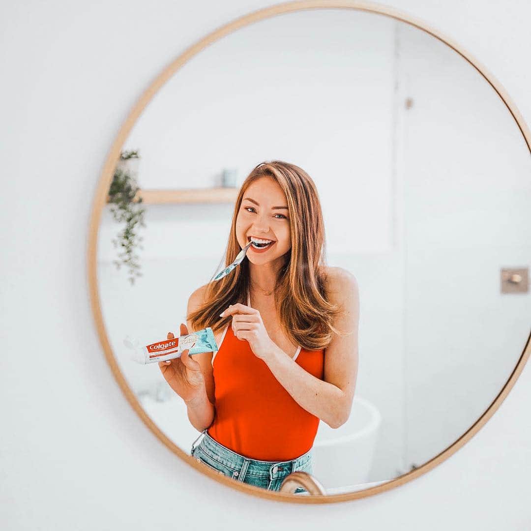 Meredith Fosterさんのインスタグラム写真 - (Meredith FosterInstagram)「I used to chew gum, pop mints, and use breath spray all day every day to avoid bad breath but now I just brush my teeth morning and night with the new @Colgate Total SF! I swear by this stuff. It neutralizes odor causing bacteria so your breath stays fresh throughout the day. For those coffee addicts like me, this is a life saver! 😂☕. Who is with me?! #NewColgateTotal #colgatepartner」4月26日 1時38分 - meredithfoster