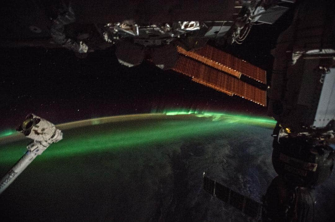 国際宇宙ステーションさんのインスタグラム写真 - (国際宇宙ステーションInstagram)「The aurora australis, also known as the “southern lights,” is pictured as the International Space Station orbited 265 miles above the Indian Ocean. #nasa #aurora #earth #indian #ocean #indianocean #international #space #station」4月26日 1時47分 - iss