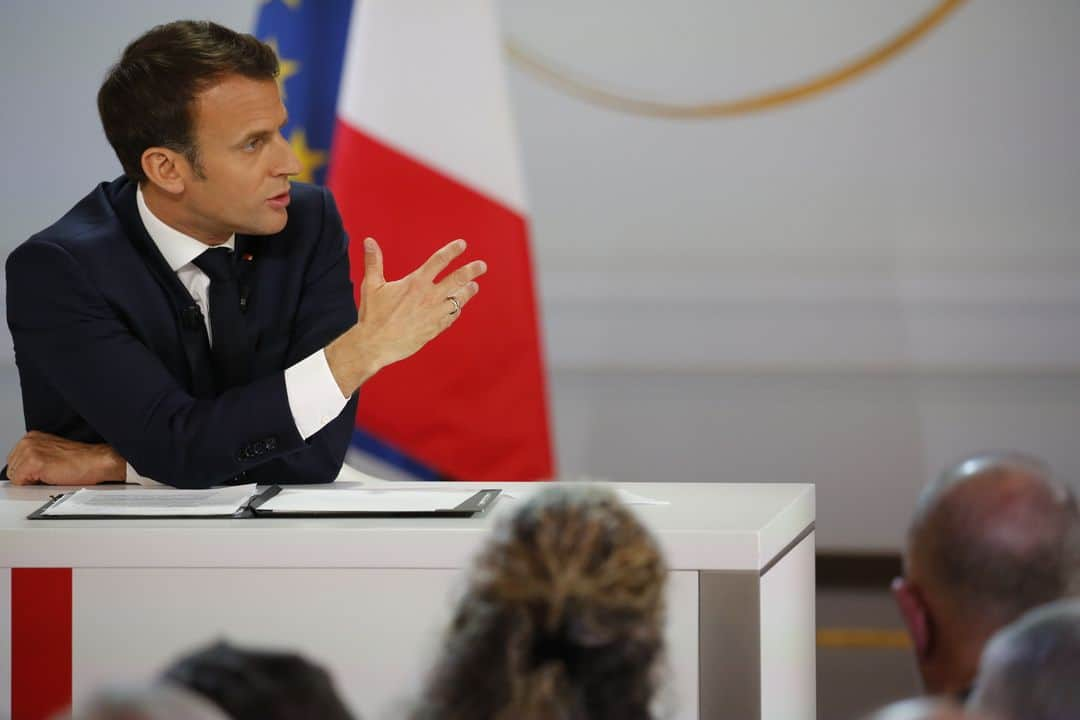 ルモンドさんのインスタグラム写真 - (ルモンドInstagram)「Emmanuel Macron lors de sa conférence de presse dans la salle des fêtes de l’Elysée, le 25 avril. Le chef de l’Etat y dévoilera les mesures qu’il a décidé de prendre à la suite du grand débat.  Cliquez dans le lien dans la bio pour suivre notre live. - Photo : Jean-Claude Coutausse (@coutausse) #PourLeMonde - #GrandDebat #Macron」4月26日 1時50分 - lemondefr