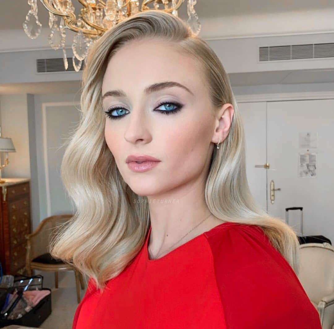 ソフィー・ターナーさんのインスタグラム写真 - (ソフィー・ターナーInstagram)「@sophiet today for X-Men Press Day! 💇🏼‍♀️ by @cwoodhair 💄 by @georgieeisdell 👗 by @kateyoung」4月26日 1時53分 - sophieturner