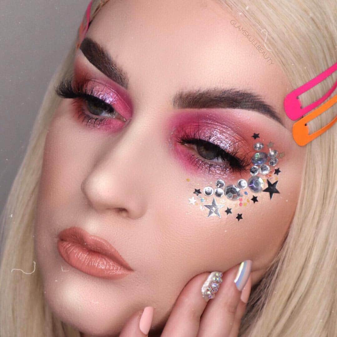 Anastasia Beverly Hillsさんのインスタグラム写真 - (Anastasia Beverly HillsInstagram)「Beautiful look @glamskullbeauty  Riviera Palette (Monte Carlo & Coastline) * Glitter (Charmed) Love Collection * Glitter Adhesive * Aurora Glow Kit (Eclipse) * Blush Trio (Peachy Love) * Brow Powder Duo (Granite) * Dipbrow Gel (Blonde) -Brows」4月26日 1時55分 - anastasiabeverlyhills