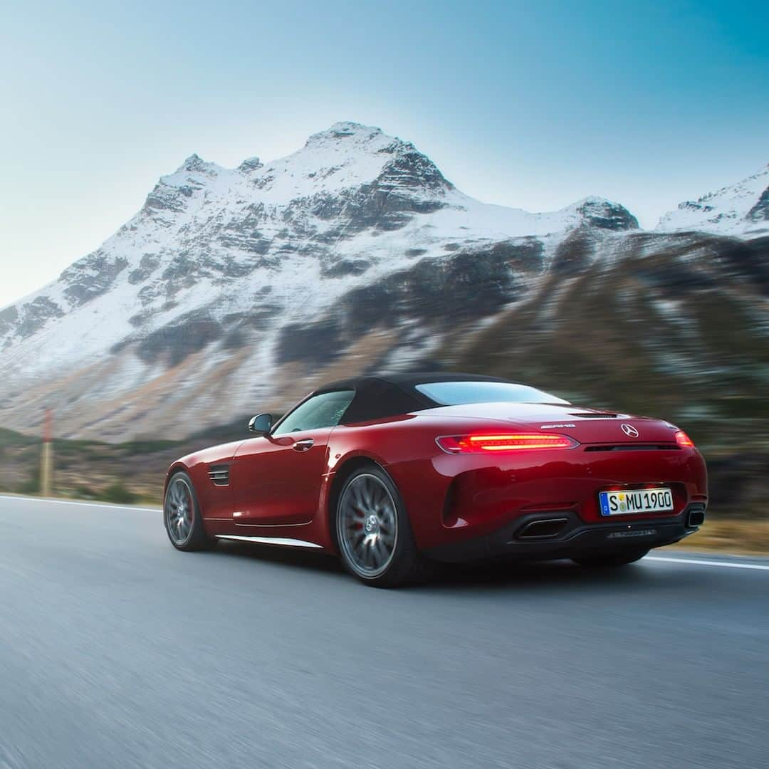 メルセデス・ベンツさんのインスタグラム写真 - (メルセデス・ベンツInstagram)「Made to be moved. 🔥 📸: @danielwagnerphoto for #MBsocialcar ______________________________ [Mercedes-AMG GT C Roadster | Kraftstoffverbrauch kombiniert: 12,5 l/100 km | CO2-Emissionen kombiniert: 284 g/km | mb4.me/RechtlicherHinweis/] . #MercedesAMG #AMG #GTC #cars247 #view #awesomecars #carsofinstagram #amazingcars #DrivingPerformance #supercars」4月26日 2時00分 - mercedesbenz