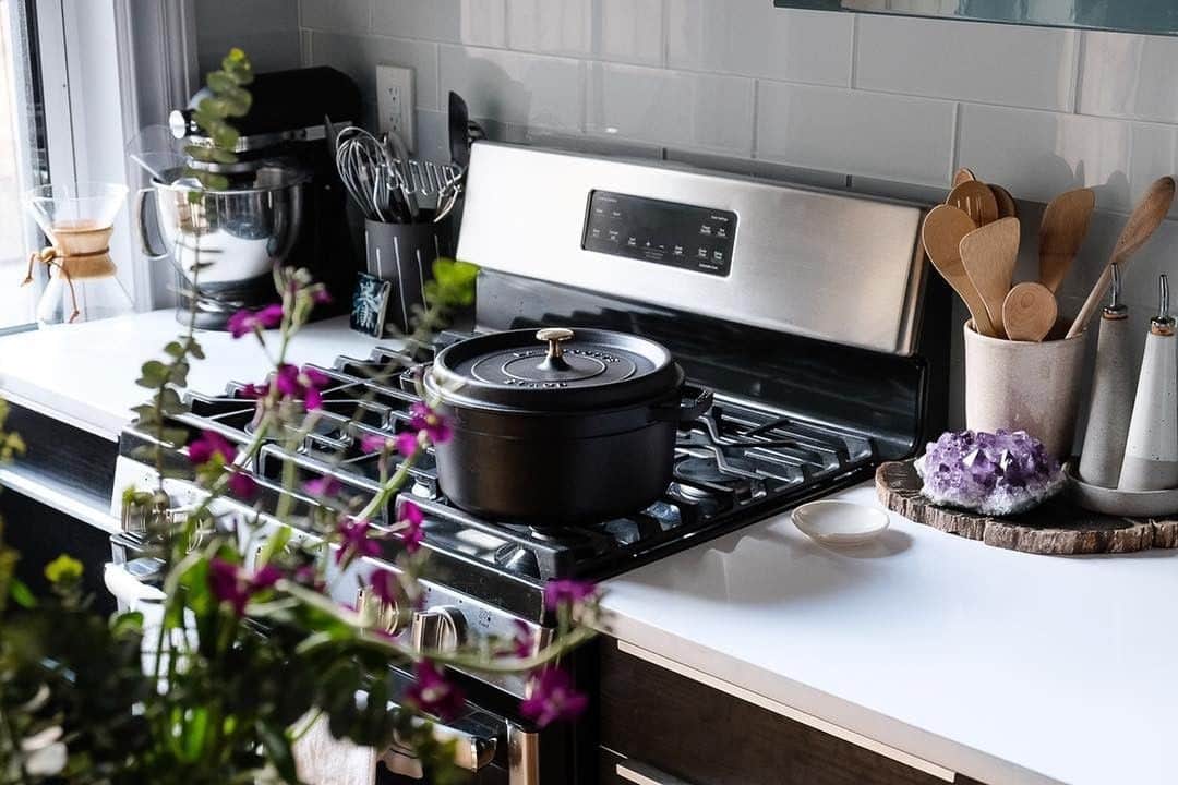 Staub USA（ストウブ）さんのインスタグラム写真 - (Staub USA（ストウブ）Instagram)「Spring (cleaning) is in the air, what kitchen essentials do you keep out on the counter during spring/summer? 📸 @roomsauce」4月26日 2時00分 - staub_usa