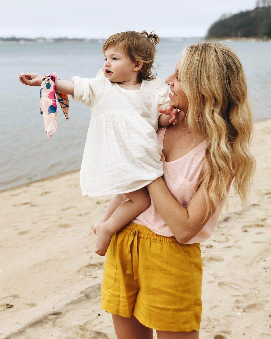 ジェイクルーさんのインスタグラム写真 - (ジェイクルーInstagram)「East coast linen vibes by @laurenswells and her adorable daughter, Riley 💛 More cuteness (and linen!) in our story. #jcrewalways」4月26日 2時00分 - jcrew