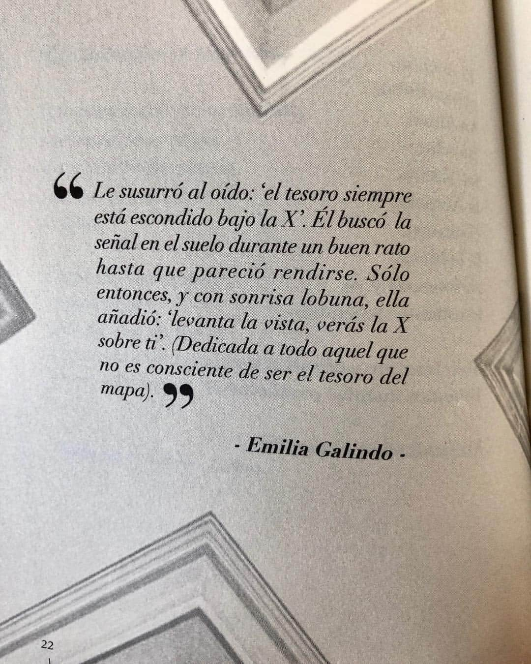 サラ・カルボネロさんのインスタグラム写真 - (サラ・カルボネロInstagram)「Releyendo “Primero de poeta” de @labenitoescribe me encuentro con estas líneas de @noasite que había pasado por alto la primera vez que leí el libro y me han parecido preciosas . ¿Quién es tu tesoro del mapa? . #loveisallaround #romantiqueando」4月26日 2時01分 - saracarbonero