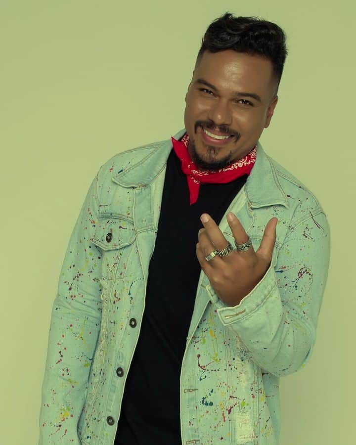 Sorriso Marotoのインスタグラム：「Olha só a molezinha que a @t4f preparou pra vocês! 😃 Tá rolando a #Quinta2por1 pro show de lançamento da nova turnê #AoCuboAoVivoEmCores no #KmDeVantagensHall no Rio! Somente HOJE você compra 1 ingresso inteira e leva outro igual de graça! Aí fica fácil, né? 😂 Então não perde tempo e corre agora pra aproveitar essa promoção! 😉 http://bit.ly/sm3kmrj」