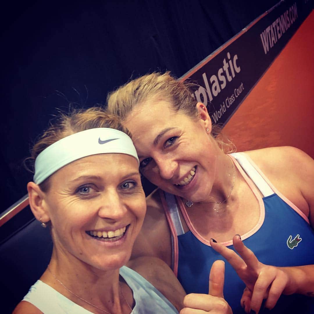 WTA（女子テニス協会）さんのインスタグラム写真 - (WTA（女子テニス協会）Instagram)「✌️👍 #Repost @lucie.safarova ・・・ The winning #selfie! 👌🏻😁💪🏻 #semifinals @porschetennis @nastia_pav 🙂🙃⭐️👯‍♀️🎾」4月26日 2時16分 - wta