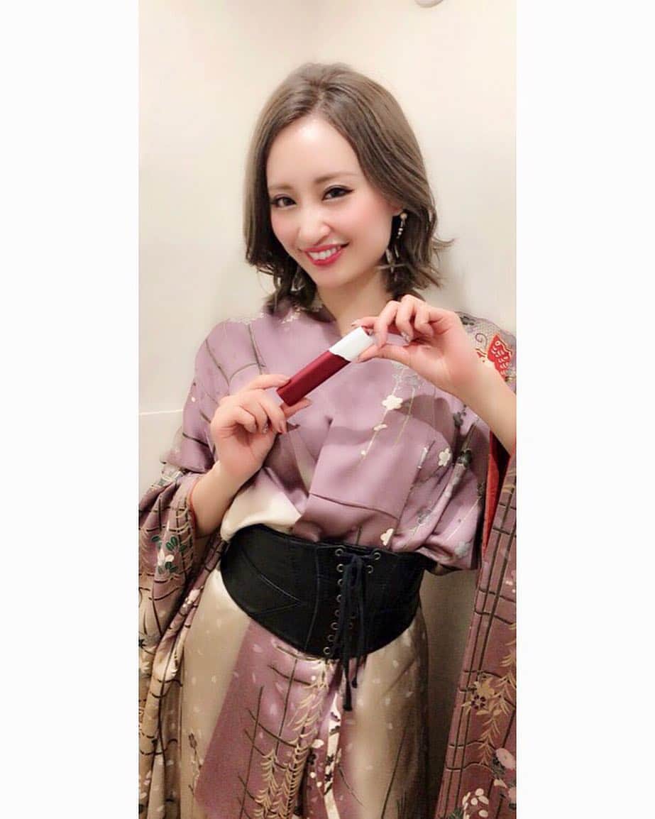 のインスタグラム：「#IQOSThisChangesEverything #IQOSアンバサダー #IQOSJapan  Thanks @iqos_jp  IQOSからNIPPON 祝賀モデルが登場‼️ 新元号も発表されて、あまり今まで考えたことなかったけど、「令和」は日本最古の歌集「万葉集」の”梅花の歌”から採用されていて、明日への希望と共に、日本人１人ひとりが大きな花を咲かせる」という願いを込めてられているんだって😳✨ NIPPON 祝賀モデルも赤と白で日本をイメージしたカラーで素敵っ🇯🇵✨ 縁起のいい紅白カラーのアイテムと一緒に、新しい時代を希望をもって迎えたいな☺️✨ . 詳しくはIQOSストア、公式IQOSのサイトで確認してください。 ※成人喫煙者向けの本製品には、リスクがないわけではありません。」