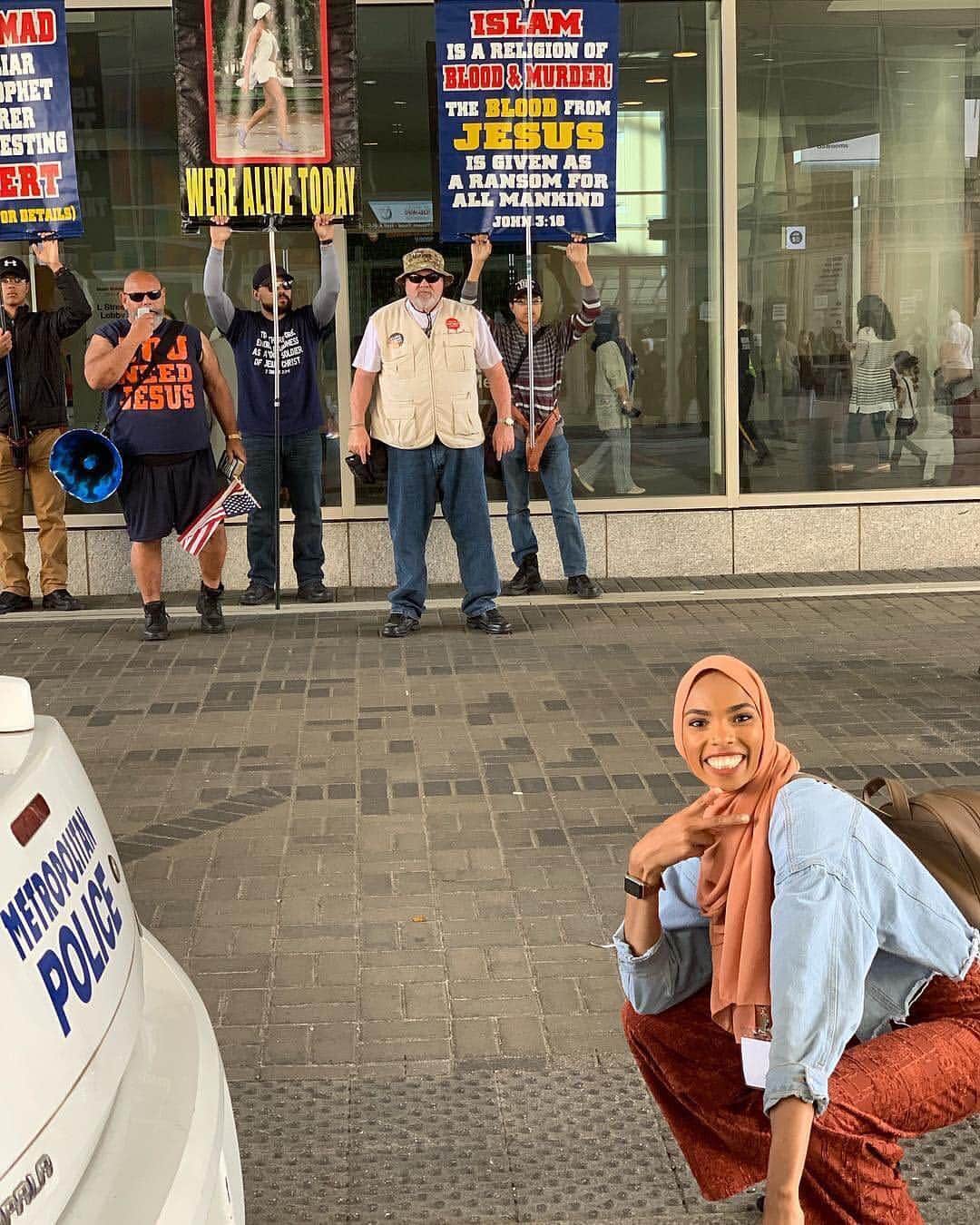 Teen Vogueさんのインスタグラム写真 - (Teen VogueInstagram)「We spoke with @shaymaadarling about the now viral photo where she posed for a photo in front of Islamophobic protesters — which, for an African-American Muslim woman in a hijab, is a flex of epic proportions. Read her interview at the link in bio. 📸: @meala.j」4月26日 2時24分 - teenvogue