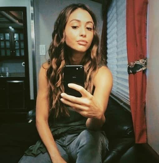 リンジー・モーガンのインスタグラム：「TMinus 5 days, a trailer selfie & a S7 announcement?! It’s a @cw_the100 miracle 🌶👌🏽」