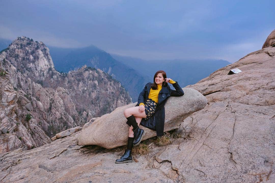Alexa Ilacadさんのインスタグラム写真 - (Alexa IlacadInstagram)「What a view! Hiked all 3 major trails just to see Mt. Sorak in all its glory. 🌄 It did not disappoint. 🤩 Mt. Sorak now holds a very special place in my heart as it was my favorite destination throughout my whole tour with @aerialtravelandtours08. Just outstanding! 💙🌄 . #fujifilmphlifestyle #fujifilmxalexa #fujifilmxa5 #alexastravels #springinkorea #korea2019」4月25日 17時38分 - alexailacad