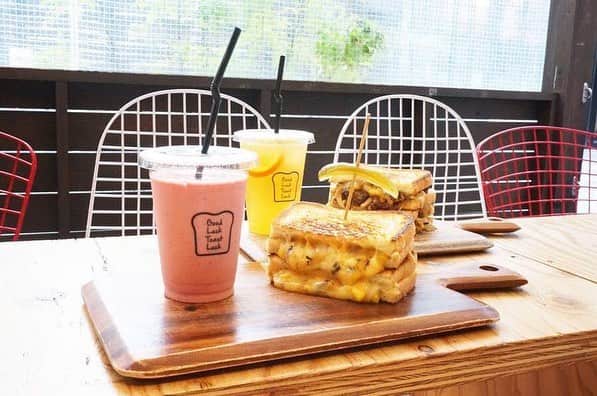 レッツエンジョイ東京さんのインスタグラム写真 - (レッツエンジョイ東京Instagram)「.﻿ ✩★------------------﻿ 流れ出るチーズとコーンがたまらない！﻿ 原宿「韓国トースト」専門店の一番人気メニュー﻿ ------------------✩★﻿ ﻿ こちらが「チーズコーントースト」🍞﻿ 二つにカットされた断面から、とろっとろのチーズがあふれ出しています🧀﻿ こんがりと焼かれたパンもとっても美味しそう！😆﻿💕 ﻿ とろりとチーズがのびる瞬間は、絶好のシャッターチャンスです！﻿ やけどに注意して、ぜひ熱いうちに頬張ってください♪﻿ ﻿ 🍞：TOAST LUCK（トーストラック）﻿ 📍：明治神宮前〈原宿〉、原宿﻿ 詳細はアカウントトップから﻿ 👉@lets_enjoytokyo﻿ ﻿ #レッツエンジョイ東京 #ぐるなび ﻿ #おでかけ #トキメキ女子 ﻿ #TOASTLUCK #トーストラック﻿ #韓国トースト #トースト専門店﻿ #こんがり #トースト﻿ #とろーり #チーズ ﻿ #チーズ好き #チーズ大好き #🧀 #チーズ好きにはたまらない﻿ #韓国グルメ #韓国ごはん﻿ #東京グルメ #東京ランチ #食スタグラム﻿ #原宿グルメ #原宿ランチ ﻿ #食べるの好きな人と繋がりたい﻿ #原宿カフェ #東京カフェ﻿ #竹下通り #原宿 ﻿ #harajuku」4月25日 17時33分 - lets_enjoytokyo