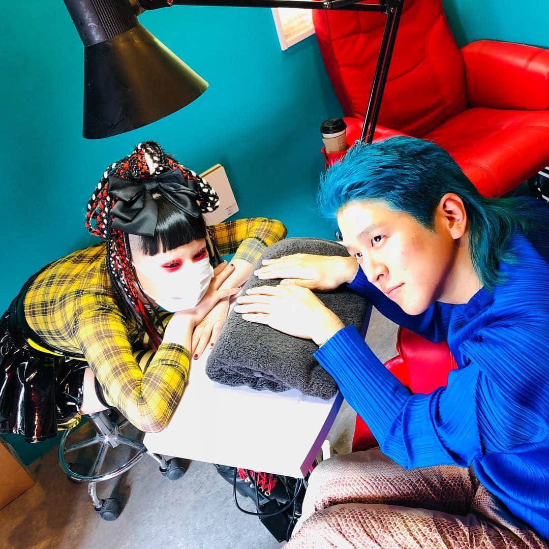 ジュン中山のインスタグラム：「Found fierce nail artist in #Harajuku  @maiko_neuron  and cute client @danisomura so #kawaii ❤️💛🖤💚💙 #instagood #instafashion #chakra」