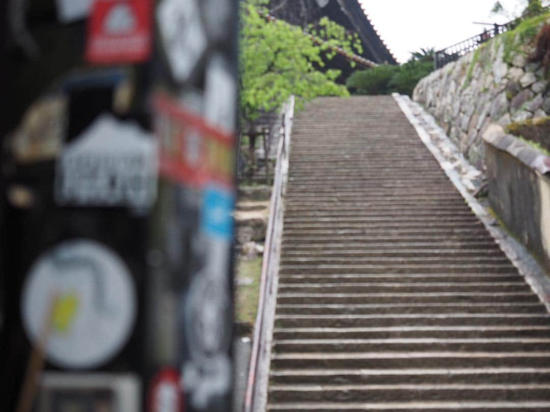 鳥越裕貴さんのインスタグラム写真 - (鳥越裕貴Instagram)「安定の宮島 ここは、本当に自分が落ち着く場所⛩ 御朱印もろて、散歩しながら写真撮ったのよん どこも絵になるね〜  四、五年前から 毎年お参り来てるけども この日は特に神秘的やった。 #宮島 #厳島神社 #olympus #em5mark2 #鳥越裕貴」4月25日 17時34分 - yuki_torigoe.cleftchin