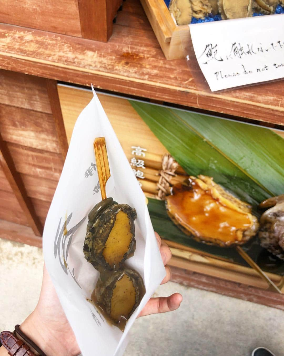 岡部あゆみさんのインスタグラム写真 - (岡部あゆみInstagram)「. 先日 伊勢神宮へ⛩ 参拝前に 神宮の御料酒「白鷹」でお清め🍶 参拝して気持ちがすっきりした後は 楽しみにしていた食べ歩き🍡 おはらい町 お祭りみたいで楽しかった♡」4月25日 17時41分 - ayumi_okabe