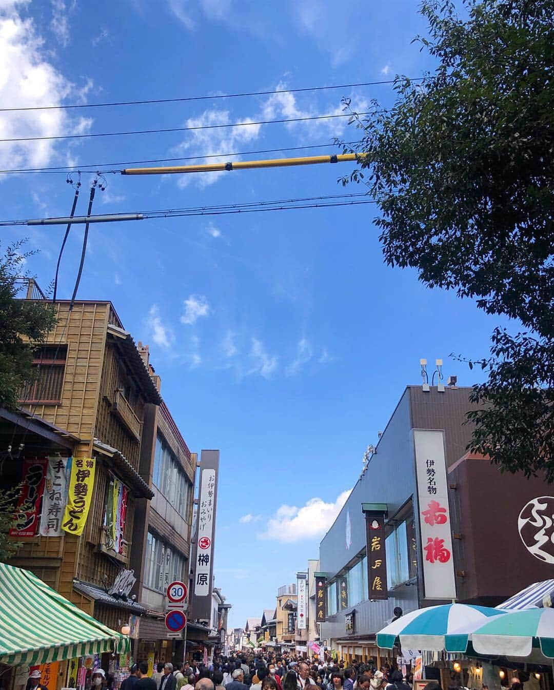 岡部あゆみさんのインスタグラム写真 - (岡部あゆみInstagram)「. 先日 伊勢神宮へ⛩ 参拝前に 神宮の御料酒「白鷹」でお清め🍶 参拝して気持ちがすっきりした後は 楽しみにしていた食べ歩き🍡 おはらい町 お祭りみたいで楽しかった♡」4月25日 17時41分 - ayumi_okabe