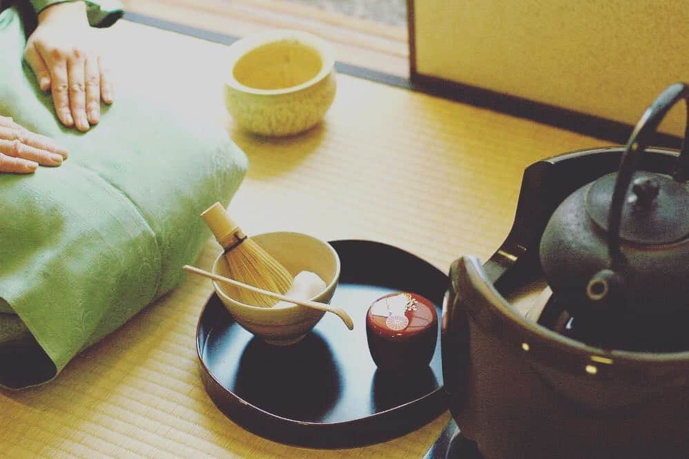 グースクールオフィシャルさんのインスタグラム写真 - (グースクールオフィシャルInstagram)「🍵Japanese culture🍵 . . 茶道👘 . いよいよ年号も変わりますが、そんな日本の文化でもある、茶道。 . 「道」の付く言葉は他にもたくさんありますが、ちょっとカッコいいと思いませんか👐 . 茶道、柔道、書道など…どれもジャンルが異なりますが、どのレッスンにも作法や礼法などか関わって来ることが多いです。 . 日本の「おもてなし」という言葉が似合うのは、こんな「道」を大切にする人が多いからでしょうね❣️ . . 日本文化に興味をお持ちの方はぜひ🔎 @gooschool_official 📸wood teaさま . . #茶道 #茶道教室 #茶道部 #茶道体験 #日本文化 #日本文化体験 #道 #おもてなし #作法 #礼法 #着物 #部活 #仕事帰り #趣味 #趣味探し #大人の習い事 #習い事 #スクール #グースクール #sadou #kimono #japan #japanese #japaneseculture #school #favorite #hobby」4月25日 17時41分 - gooschool_official