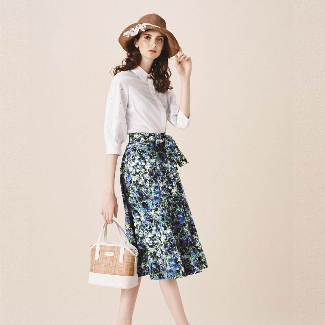 DAKS Japan（ダックス）さんのインスタグラム写真 - (DAKS Japan（ダックス）Instagram)「ブラウスはデイジーをモチーフにしたDAKSオリジナルのエンブロイダリーレースを襟と袖にあしらい、繊細で爽やかな印象に。スカートはデイジープリントの華やかな柄と、広がり過ぎない程良いフレア感で、女性らしいエッセンスの中にブリティッシュトラッドの品格が香ります。 . #daks #london #英国 #ダックス #ブラウス #スカート #婦人服 #デイジープリント #ブリティッシュトラッド #2019春夏 #春服 #womenswear #2019SS #オンラインショップ」4月25日 17時45分 - daksjapan