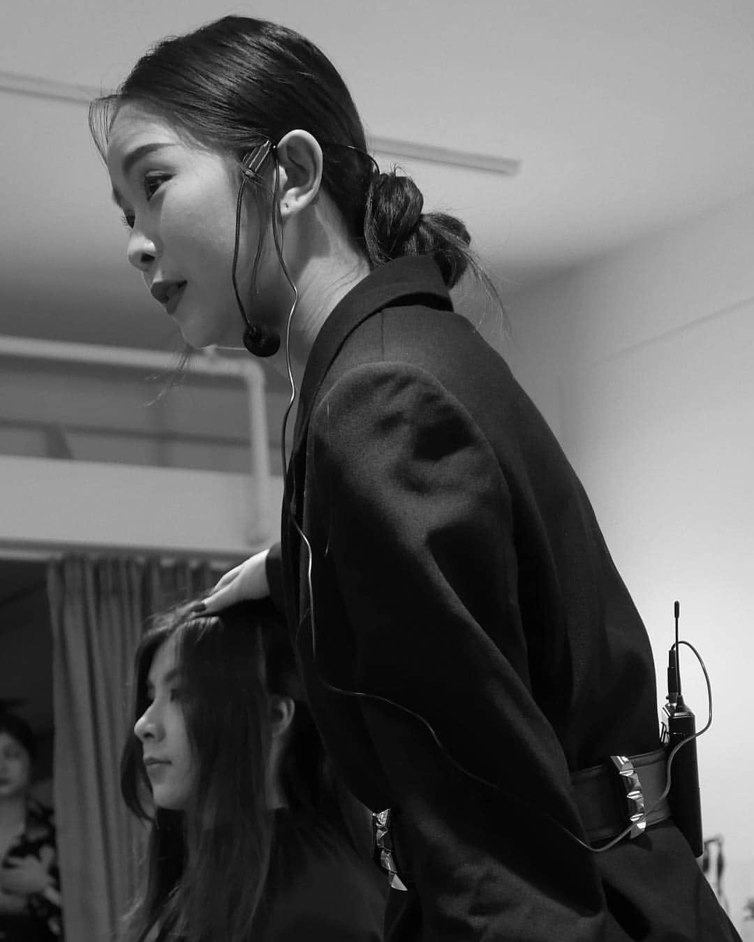 Abby Chenのインスタグラム：「香港第11天 終於可以離開了😭🙇‍♀️ 這次在香港同行檢舉被滯留也發生了很多事情等等 中間所有行程延遲與造成傷害損失 我很遺憾抱歉！ 不過我依然堅強 僅管內心承受極大壓力我們的感謝還是大於憤怒的 感謝震撼教育帶來的學習成長 先檢討自己修正自己 不經一事 不長一智 越挫越勇！ 更感謝我剛踏出海外就有很多經驗累積學習讓我在未來有很好借鏡警惕自己！ 不願再浪費時間生氣也沒有心思抱怨爭執 不想釋放負面去影響外界 因為我們未來肯定更加正面成長 謝謝這次有心人的洗禮很棒的學習機會 我想你也辛苦了！🙏 這段時間給予很多鼓勵支持幫助的好朋友們 真心感謝每一位很感動 辛苦幫我處理事情的朋友們 辛苦了！ 😭🙇‍♀️ 現在最重要把身心靈狀況調整好 讓心平靜 一步步慢慢累積人生閱歷 期許自己更加堅強茁壯迎接更多挑戰！  最後謝謝 @atenstudio family 你們真的很辛苦了！你們團結與愛我滿滿感受 謝謝你們的擔憂陪伴也承受壓力 我們繼續微笑未來一起加油 💪」