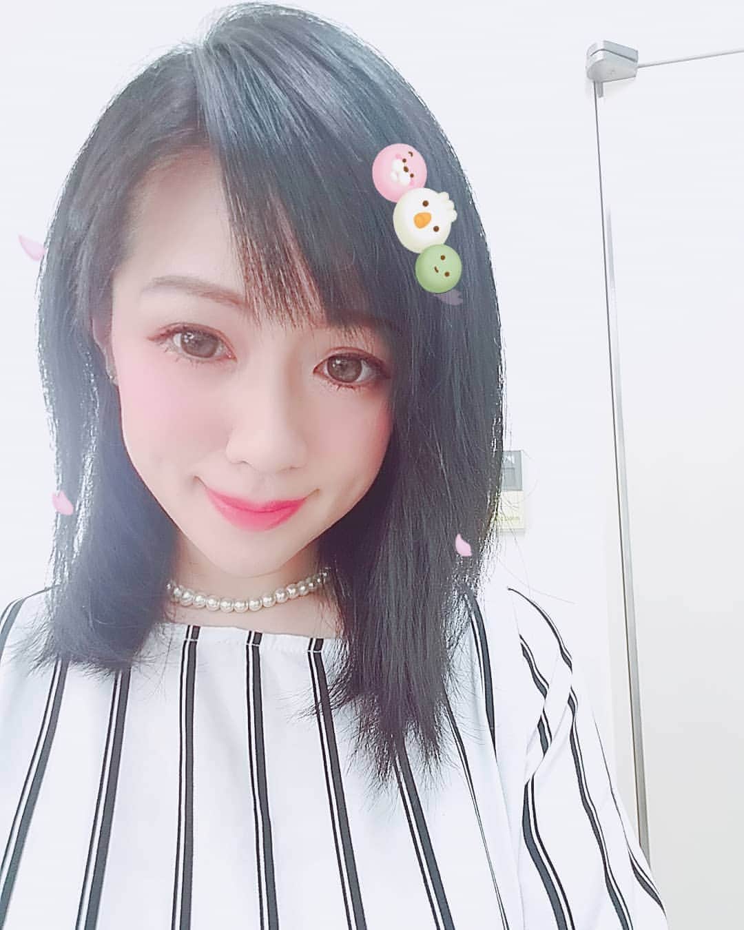 上西小百合のインスタグラム：「休憩時間🎵メイクをしてもらった上にアプリで盛りました🎵皆で遊んでいます🎵」