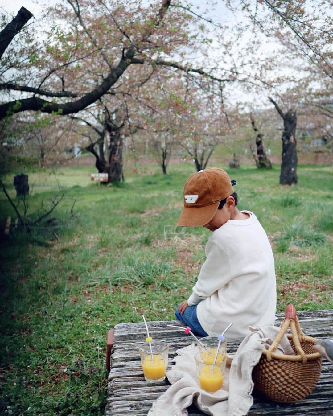 池田泉さんのインスタグラム写真 - (池田泉Instagram)「﻿ 今日の放課後。﻿ ﻿ 散り桜もまたいい🌸この時期に。お散歩しました。﻿ 休みの日はだんだんと友達と遊ぶようになったりもして、少しずつ親離れしはじまってきているので、こんな時間も大事にしていきたいなぁ😌﻿ ﻿ ﻿ ﻿ いただいたステンレス製のストローは暑い時にはヒヤッと冷たいのが子供たちは楽しかったみたい。﻿ 意外と食洗器も使えるし、専用ブラシで洗いやすい👌ストローマーカーで誰がどのストローを使っているかわかるのが◎◎◎でした。﻿ ﻿ ﻿ ﻿ ﻿ ﻿ #息子#7歳#小学2年生﻿ #和平フレイズ#マイストロー#ステンレスストロー#pr#エコ#ストロ#環境問題#ノンプラ#プラスチックフリー」4月25日 17時48分 - xxizumi123xx