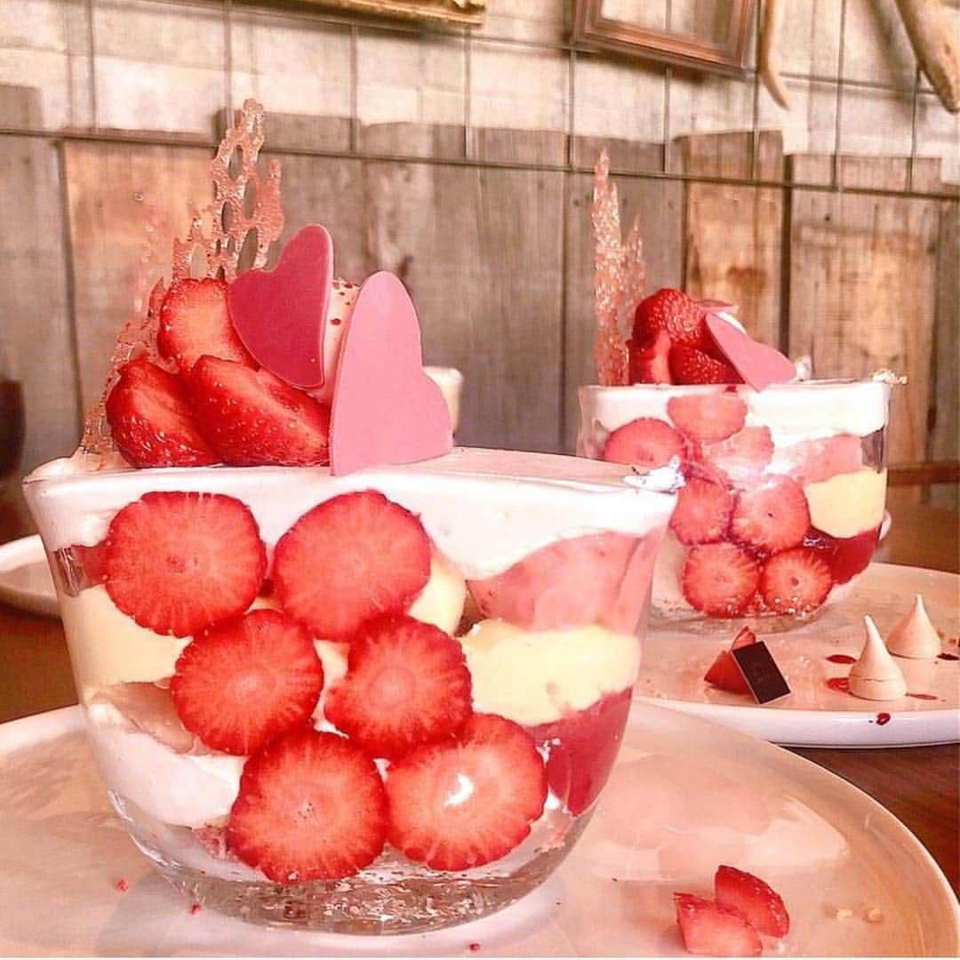 aumoグルメさんのインスタグラム写真 - (aumoグルメInstagram)「. ❤︎🍓贅沢あまおうたっぷりパフェ🍓❤︎ . 金沢に、こんなにキュートなパフェを食べられるお店が😻女子旅にぴったり🎶 苺たっぷりなのに、それがあまおうなんて本当に贅沢ですよね🍓苺の断面もとってもきれいなので写真映えも抜群です◎ . 写真提供 :  @meme_mi_ さん﻿﻿ 素敵なお写真をありがとうございました♡﻿﻿﻿ .﻿﻿ 店名：【LIFE is SWEET】 ぜひ訪れてみてくださいね。﻿﻿ .﻿﻿ ﻿﻿ あなたが撮影したベストグルメpicに﻿﻿ 「#aumo」を付けて教えて下さいっ☺︎﻿﻿﻿ あなたの投稿が紹介されるかも♪﻿﻿﻿﻿﻿ .﻿﻿ aumoアプリは毎日配信！おでかけや最新グルメなどaumo読者が気になる情報が満載♡﻿﻿ ダウンロードはプロフィールのURLから✔︎﻿﻿﻿ (iPhone&Android版)﻿﻿ .  #lifeissweet#石川カフェ#石川グルメ#石川スイーツ#金沢カフェ#金沢グルメ#金沢スイーツ#苺#いちご#苺パフェ#いちごパフェ#パフェ#苺スイーツ#いちごスイーツ#ピンクスイーツ#カフェ部#カフェ巡り#カフェ#カフェ好き#萌え断#スイーツ部#スイーツ巡り#スイーツ#スイーツ好き#카페스타그램#카페투어#카페추천#카페탐방#딸기」4月25日 17時48分 - aumo_gourmet