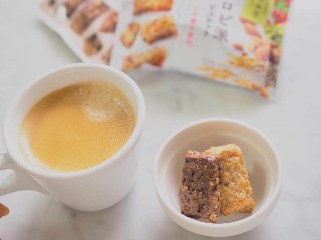 田中亜希子さんのインスタグラム写真 - (田中亜希子Instagram)「最近のおやつ。  何買おうかなと悩むと、限定とか初めて見たお菓子を選んでいます。 マクロビ派ビスケットは甘さ控え目で軽い感じなのに食べた感がきちんとあってお気に入りです。いつまでもダラダラ食べをしないように、よく噛んで食べるのがおすすめ＾＾ instagram写真投稿キャンペーンで、 @macrobiha にて 7月23日まで写真投稿キャンペーンを実施中！ 抽選で100名の方に、クオカード500円分とマクロビ派ビスケット＜フルーツグラノーラ＞＜カカオナッツ＞各6個セットが当たるそうですよ♡  #マクロビ派 #ザクザク #PR #食物繊維 #おやつ #鉄分」4月25日 17時50分 - akiico