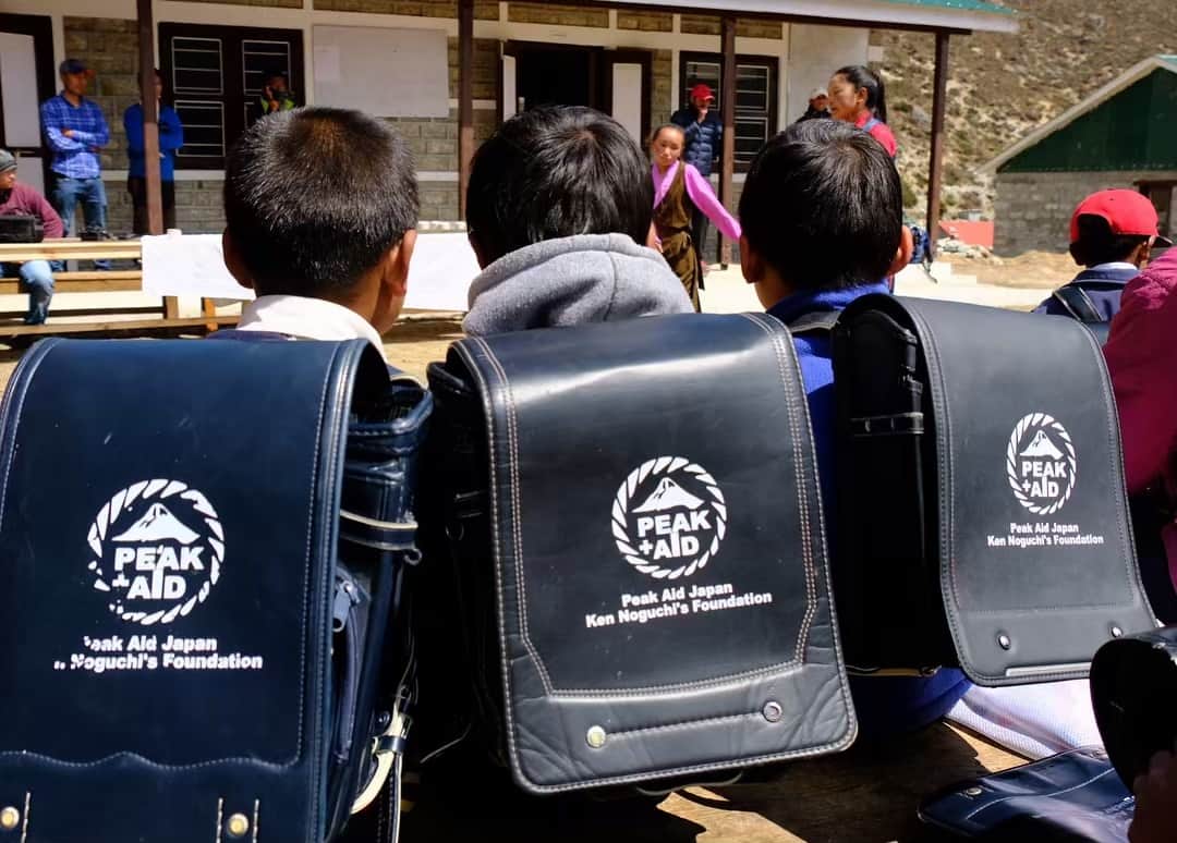 野口健さんのインスタグラム写真 - (野口健Instagram)「今日はターメの子供たちに癒されました。次はルクラ村の学校へ。約300人の子供たちが待っています。  どうやって渡すのか、考え中。  #野口健#野口健ヒマラヤ基金#ランドセルプロジェクト#ネパール#エベレスト街道#野口健ランドセルプロジェクト#ピークエイド」4月25日 17時50分 - noguchiken8848
