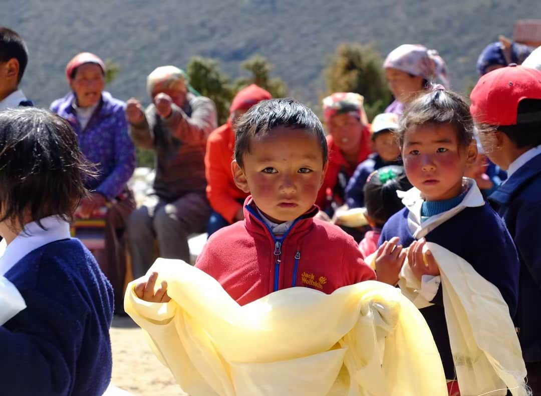野口健さんのインスタグラム写真 - (野口健Instagram)「今日はターメの子供たちに癒されました。次はルクラ村の学校へ。約300人の子供たちが待っています。  どうやって渡すのか、考え中。  #野口健#野口健ヒマラヤ基金#ランドセルプロジェクト#ネパール#エベレスト街道#野口健ランドセルプロジェクト#ピークエイド」4月25日 17時50分 - noguchiken8848