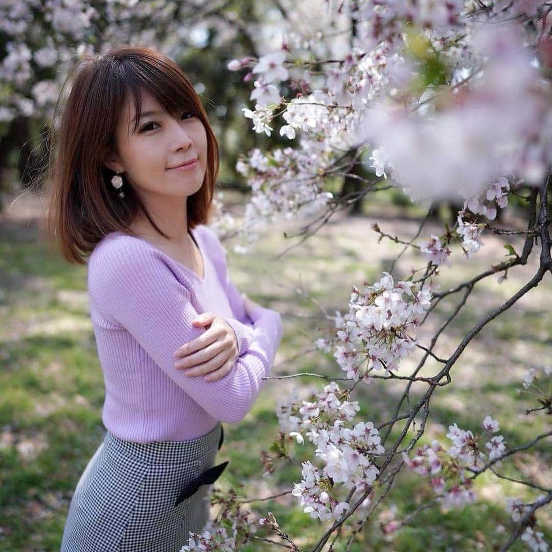 沢木麻衣のインスタグラム：「お花見撮影会🌸 #写真好きな人と繋がりたい  #写真で伝えたい私の世界  #モデル #歌 #お花見 #花見 #桜 #満開 #私服コーデ」