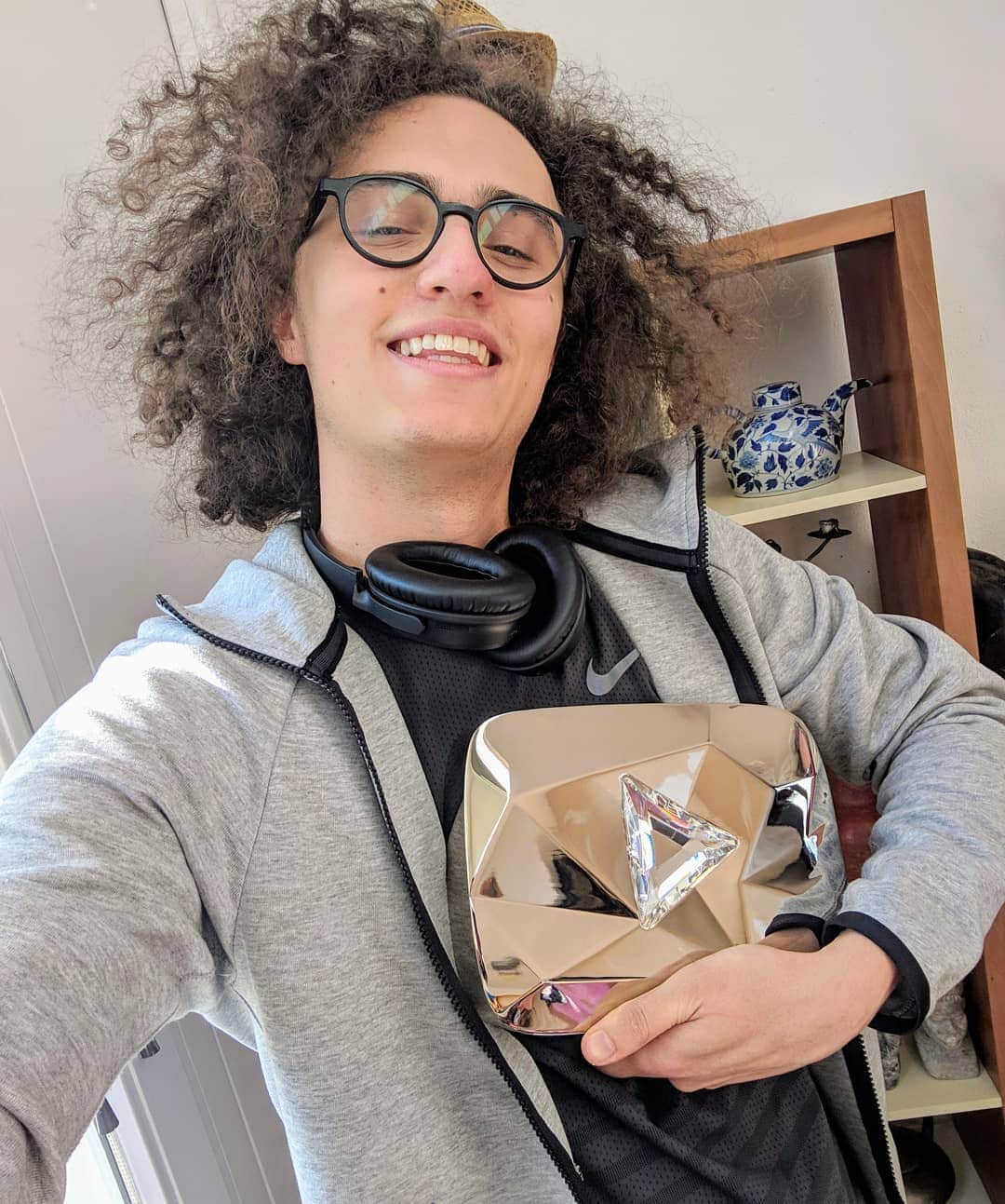Kwebbelkopさんのインスタグラム写真 - (KwebbelkopInstagram)「IT'S FINALLY HERE! MY DIAMOND PLAYBUTTON! Today is also the day that I released my first REAL game! Check out the link in my bio! 💎▶️」4月25日 17時58分 - kwebbelkop