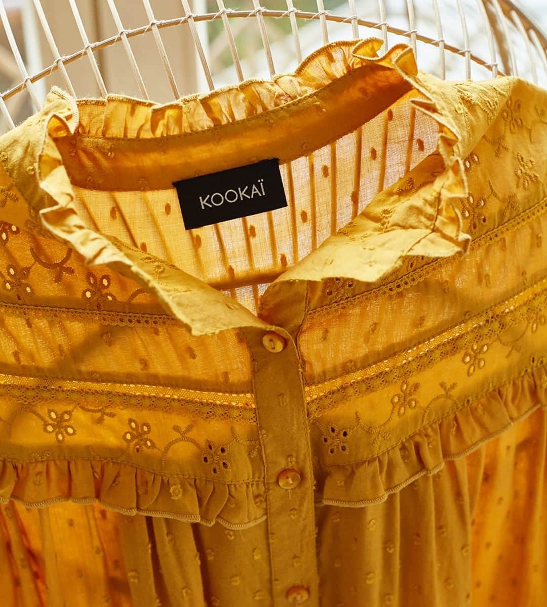 クーカイのインスタグラム：「De quoi faire pâlir le soleil !  Notre chemise Anaïs est en ligne ! . . . #kookaiette #fashion #outfit #lifestyle」