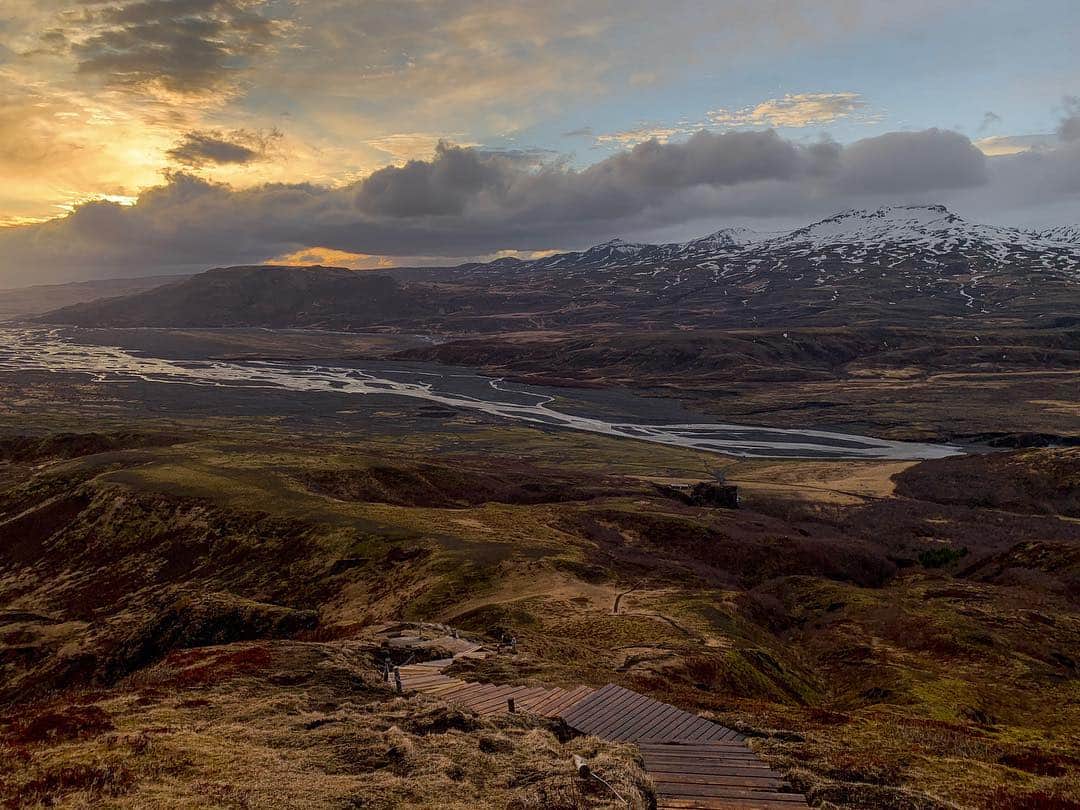 ミーガン・ヤングさんのインスタグラム写真 - (ミーガン・ヤングInstagram)「Day 2 in Iceland: Sunset hike ❄️☀️」4月25日 18時02分 - meganbata
