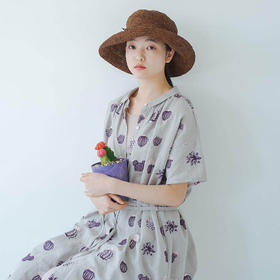 marbleSUD(マーブルシュッド) のインスタグラム：「【盛夏の新作】 今シーズンの総刺繍シリーズ第1弾！色々な種類のサボテンに癒される「EMB Cactus」シリーズ。トゲはあるけどなんだか可愛い不思議な魅力をもったサボテンたち。ワンピにトップス、パンツなど全5型展開。LOOK BOOKに掲載のアイテムは完売必至！大注目シリーズです。 ・ #marblesud #マーブルシュッド #サボテン #Cactus #ガーデニング #植物 #刺繍 #ファッション #コーディネート #コーデ #大人カジュアル #夏 #gw #ゴールデンウィーク」