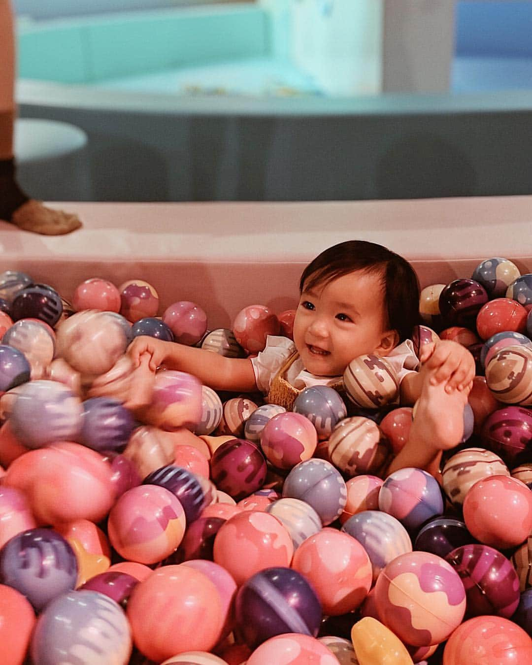 孫きょうさんのインスタグラム写真 - (孫きょうInstagram)「昨日は横浜に出来た室内施設のpuchuに遊びに行ってきたよ🚀宇宙をテーマにしてて可愛かった🛸🌏子供達は入った瞬間フルパワーで遊んで、時間があっという間だったなぁ🤣❤️5月1日にオープンだよ🌈 . そしてこの時の写真は全部Google pixelで撮ったもの！📱猛スピードで動き回る子供にもブレずに綺麗なポートレート✨ "近づいて離れて"の距離感指示もなく、動く被写体にもポートレートになるのがすごい😳😳後からぼかしの強さとかピント位置も変えられるし子供撮るには最高すぎる👶🏻 ほんとにpixelの写真機能やばくてカメラ新調しようとしてたけど、pixelあればいいやってなった🙏🏻笑 . #googlepixel #googlepixel3 #teampixel #pixelで撮影 #puchu #puchukids #1歳7ヶ月」4月25日 18時07分 - sonkyou1013