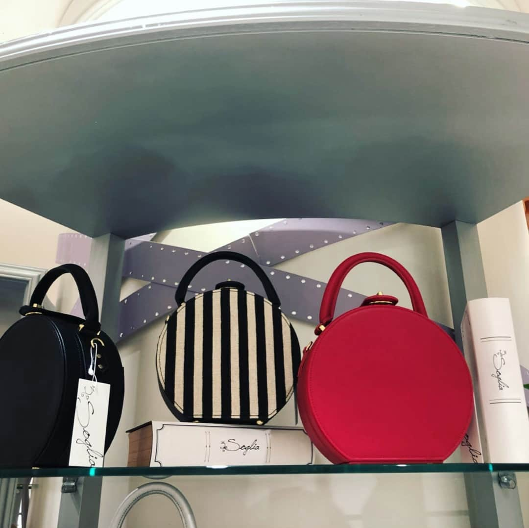 世手子さんのインスタグラム写真 - (世手子Instagram)「Marcher en ville Soglia pop up store･:*+.\(( °ω° ))/.:+ Everyone's  always many comments great(=´∀｀)人(´∀｀=) Thank you from the bottom of my heart(=^x^=) @soglia_official  #新宿伊勢丹 #popupstore が4/30まで開催中(*^o^*) 本館2階でやってるよー！ @chikakumaco さんと(=´∀｀) #soglia はめっちゃかわいいバッグいっぱいでしたっっ 新作も可愛すぎるー！ 黄色のバッグお気に入り♪(´ε｀ ) 注文しちゃった(ᵔᴥᵔ) 思わず優雅にお出かけできそうo(^▽^)o シンプルなデザインなのにパンチがきいたカラーもあって色々楽しめる バッグ(=^ェ^=) アーティストより ですごくおすすめー♪(*^^)o∀*∀o(^^*)♪ みんな行ってみてねー*･゜ﾟ･*:.｡..｡.:*･'(*ﾟ▽ﾟ*)'･*:.｡. .｡.:*･゜ﾟ･*」4月25日 18時10分 - rojide